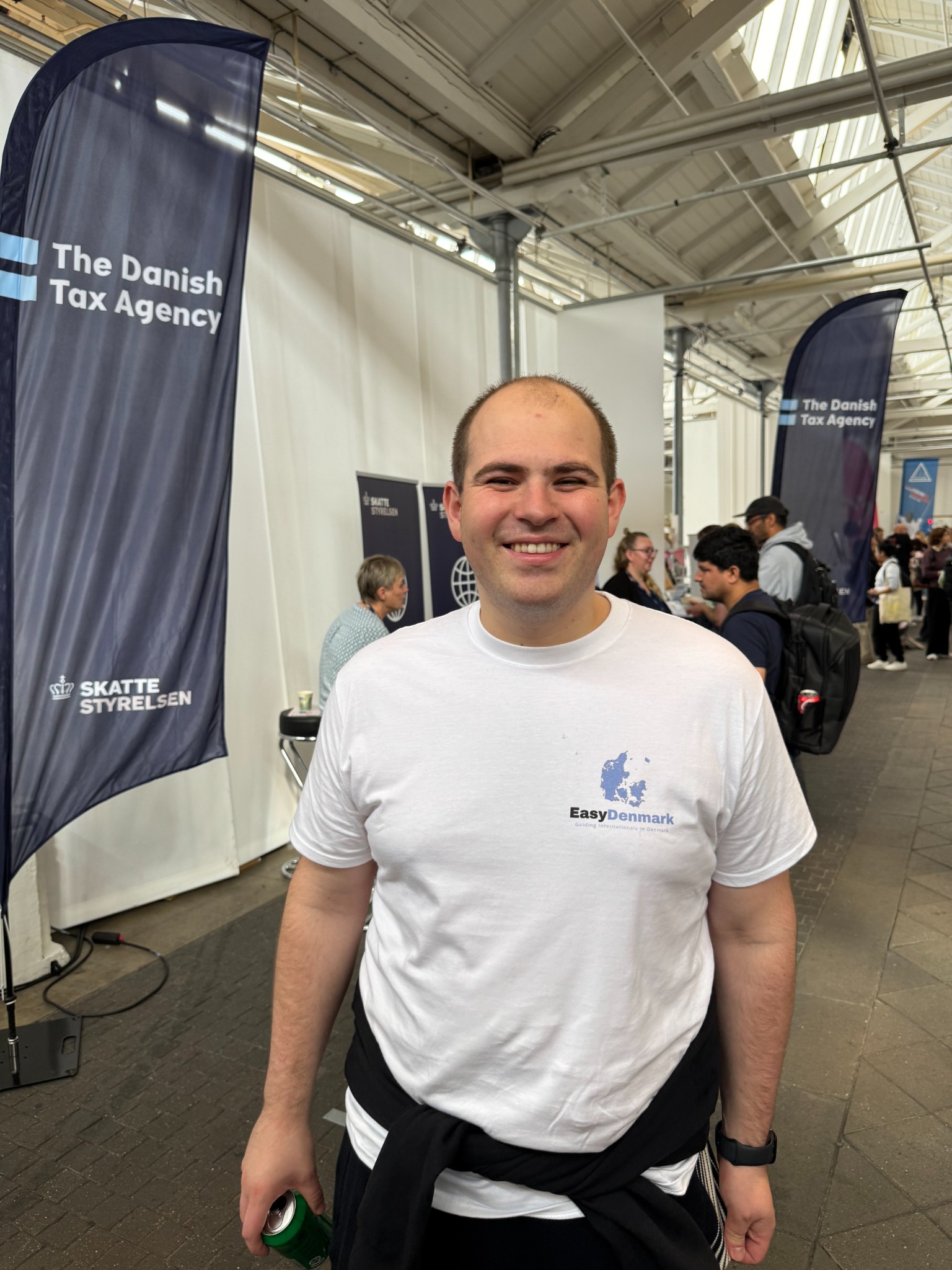 Amel Hot wearing his EasyDenmark T-shirt at an event for internationals
